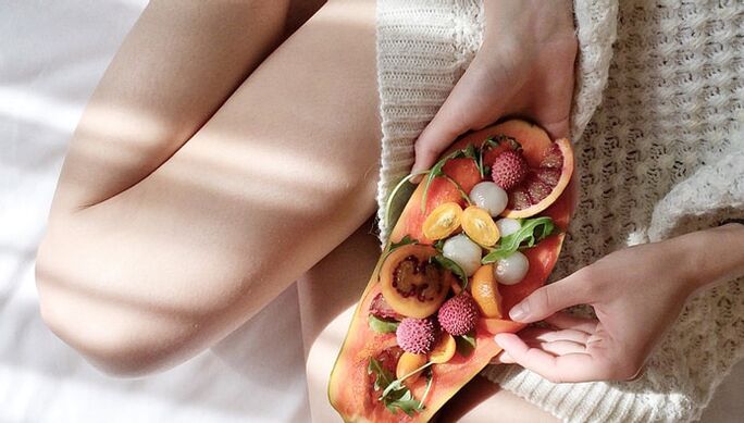 Papaya ve diğer meyvelerle kız